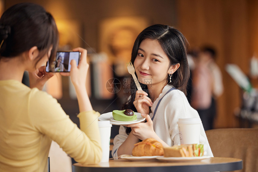 给闺蜜拍照的女性图片