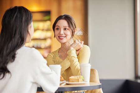 年轻人聚会的女性图片