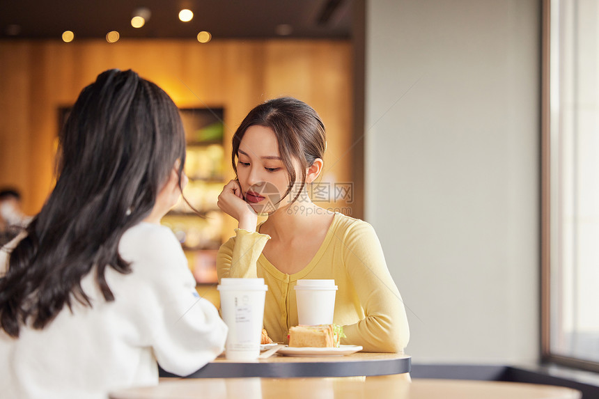 年轻人聚会不开心的女性图片