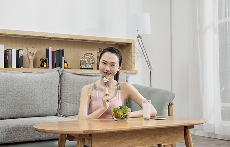 年轻女性居家健康饮食图片