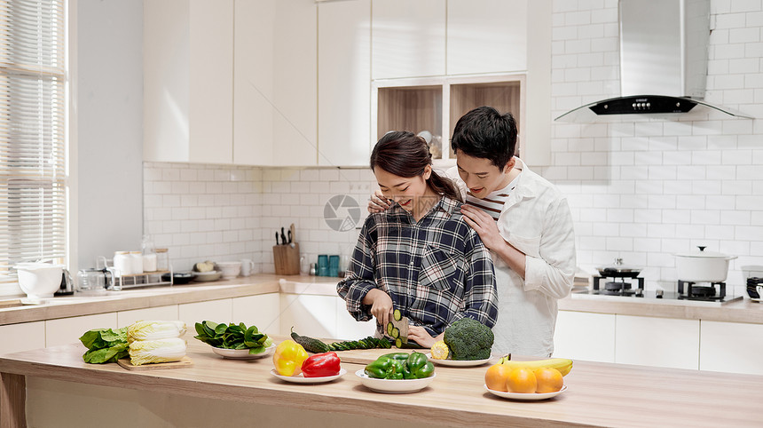 年轻情侣居家在厨房做饭图片