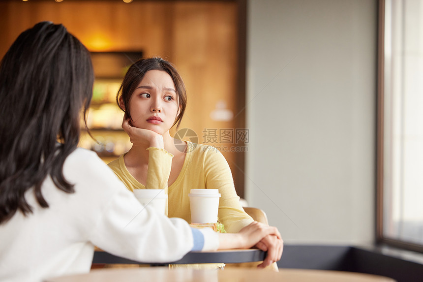 坐在咖啡店不开心的女性图片