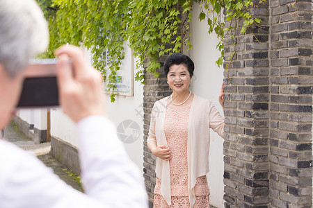 丈夫给妻子捏肩老年丈夫给妻子拍照背景