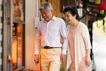 老年夫妻古镇旅游买东西背景图片