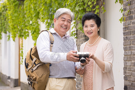 老人旅行素材老年夫妻古镇巷子照相背景