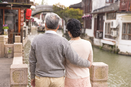 正面和背面老年夫妻恩爱背影形象背景