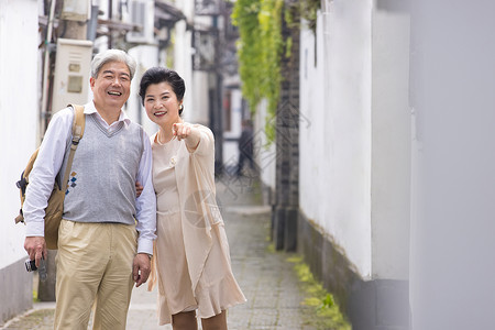 老年夫妻在古镇巷子游玩图片