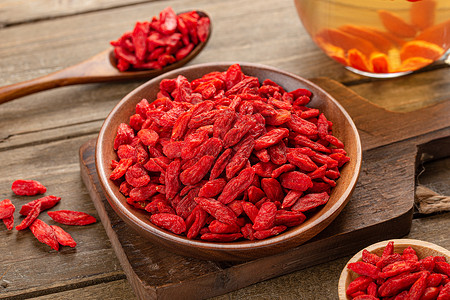 红茄木碗里红色的枸杞子果实背景