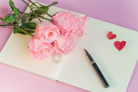 浪漫粉色信封粉色玫瑰摆拍背景