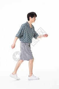 穿短裤的帅气年轻男性走路动作图片