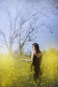 油菜花青春人像图片