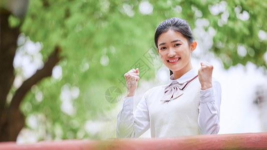 穿校服的女高中生双手加油学习高清图片素材