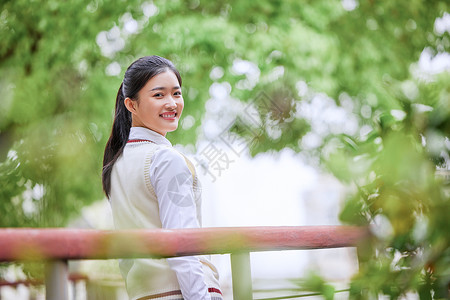 穿校服的女高中生回头学习高清图片素材