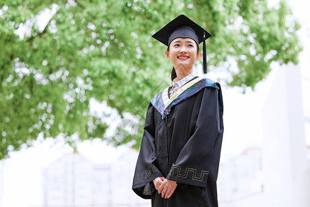 带着学位帽的女生手举毕业证书庆祝毕业中国人高清图片素材