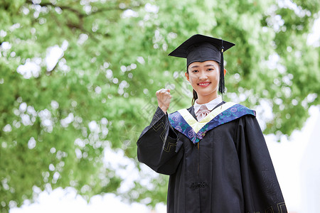 硕士服带着学位帽的女生手举毕业证书庆祝毕业背景