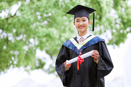 硕士研究生手举毕业证书庆祝毕业学位帽高清图片素材