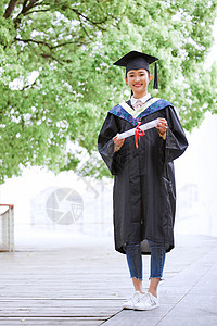 硕士研究生手举毕业证书庆祝毕业学位帽高清图片素材