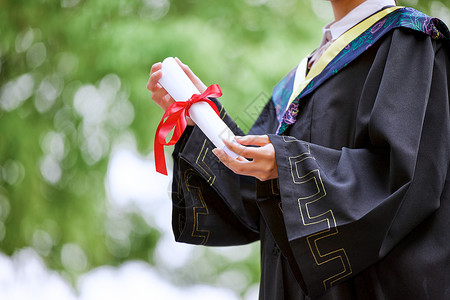 硕士研究生手举毕业证书庆祝毕业高清图片
