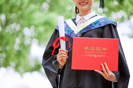 亚洲手硕士研究生手举毕业证书庆祝毕业背景