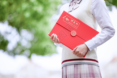 穿校服女学生手拿入学通知书的女高中生背景