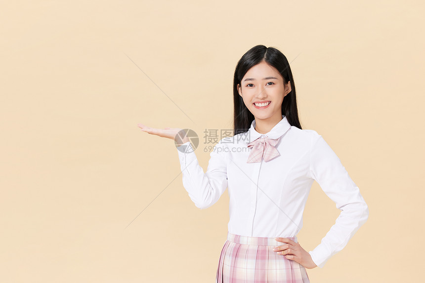 穿校服的女高中生单手展示图片