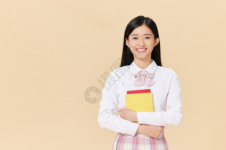 抱着书本开心的女学生图片