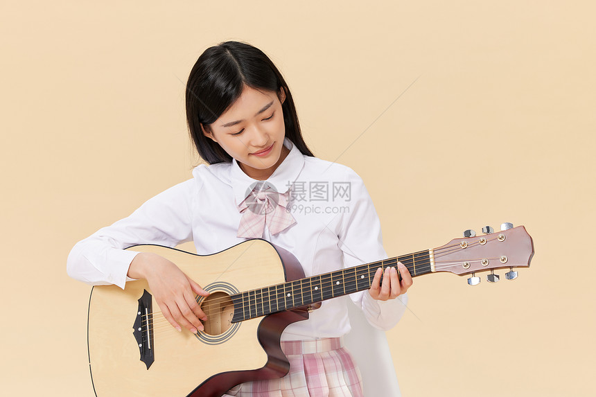 弹奏乐器的年轻女性图片