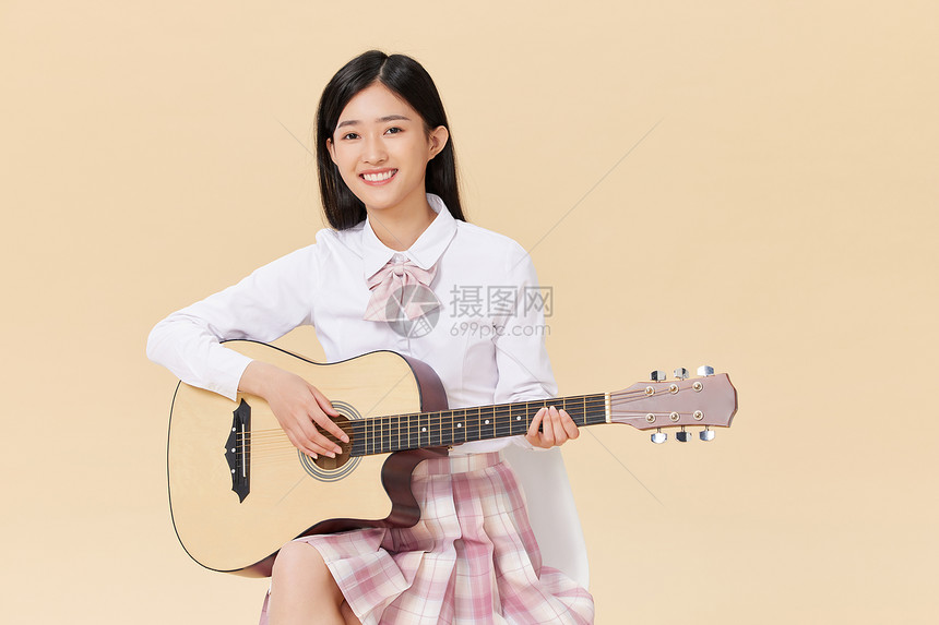 弹吉他的女学生图片