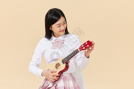 弹奏乐器的年轻女性背景图片