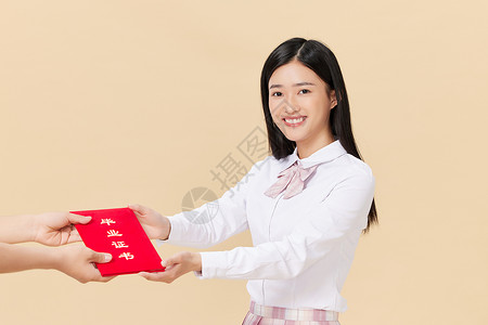 伸手接过毕业证书的女学生中国人高清图片素材