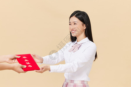 伸手接过毕业证书的女学生亚洲人高清图片素材