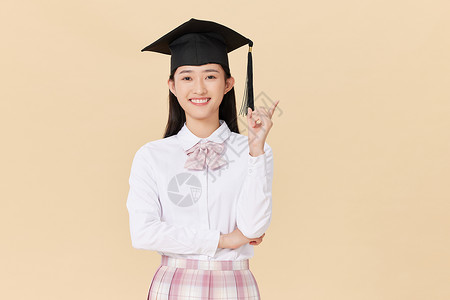 研究生帽带着学位帽的女生手举毕业证书庆祝毕业背景