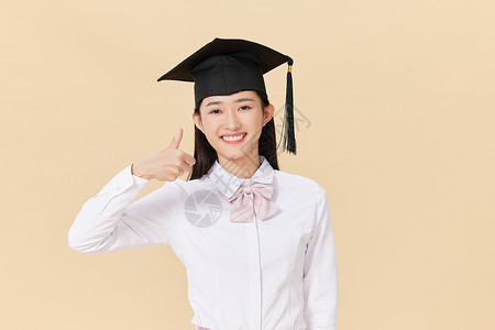 带着学位帽的女生点赞毕业照高清图片素材
