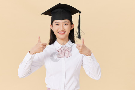 带着学位帽的女生双手点赞毕业证高清图片素材