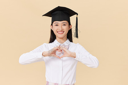 带着学位帽的女生手举毕业证书庆祝毕业硕士高清图片素材