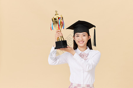 捧着奖杯的女学生结业证书高清图片素材