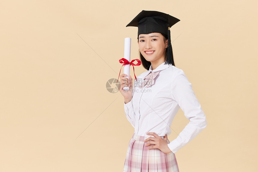 手拿毕业证的女高中生