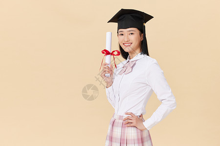 手拿毕业证的女高中生微笑高清图片素材