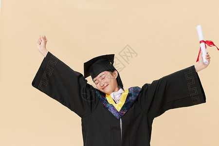 硕士研究生手举毕业证书庆祝毕业同学高清图片素材