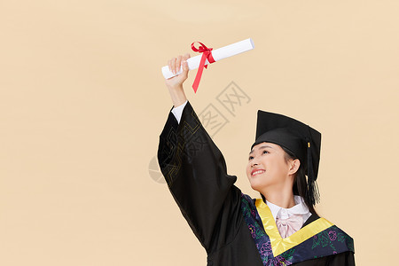 硕士研究生手举毕业证书庆祝毕业女性高清图片素材