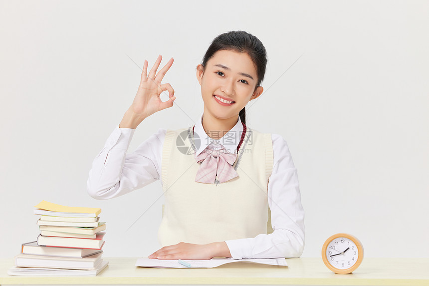 高考冲刺学习的女学生图片