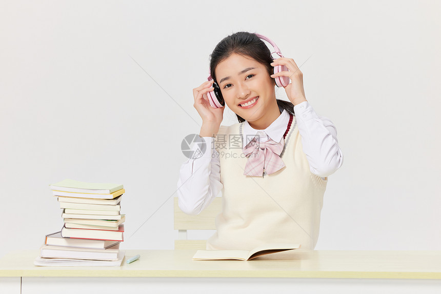 高考冲刺戴着耳机学习的女学生图片