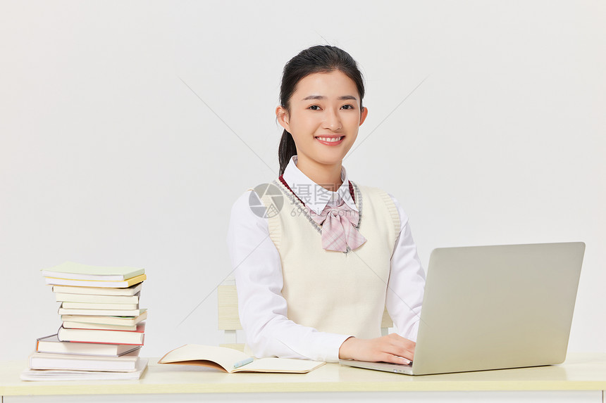 高考冲刺学习的女学生图片