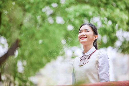 户外校服女生抬头看图片