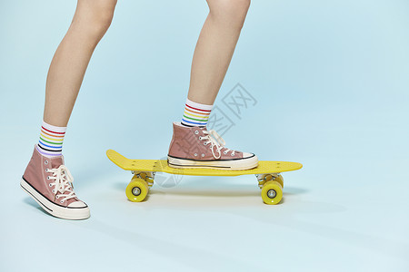 年轻的脚步年轻美女玩滑板特写背景