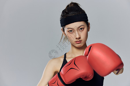 活力青年女性拳击手套带拳击手套的运动女孩背景