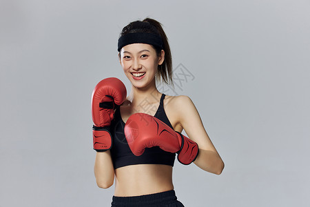 活力青年女性拳击手套带拳击手套的运动女孩背景
