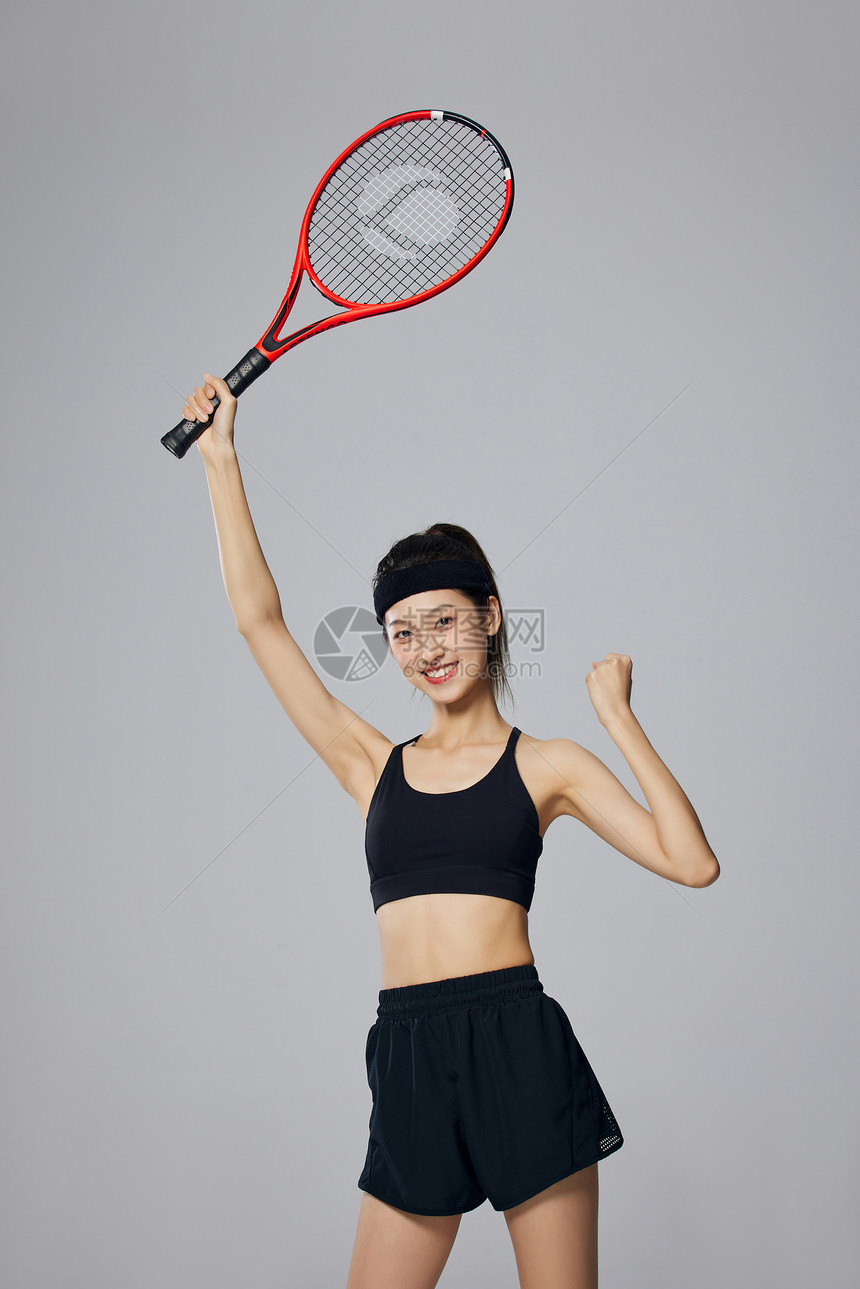 年轻网球美女加油手势图片