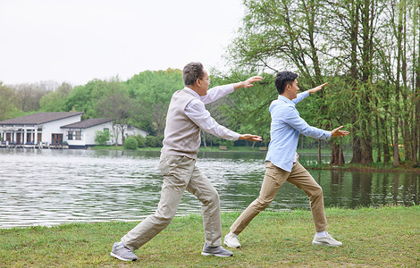 中年父子公园湖边打太极拳图片素材