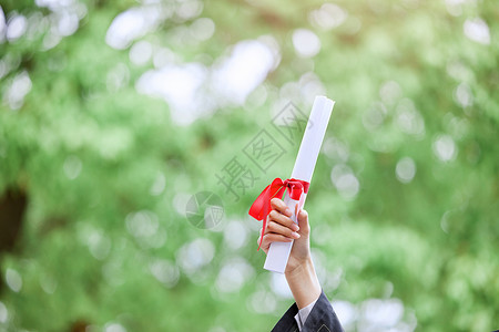 少女拿着毕业证室外拿着结业证书手部特写背景